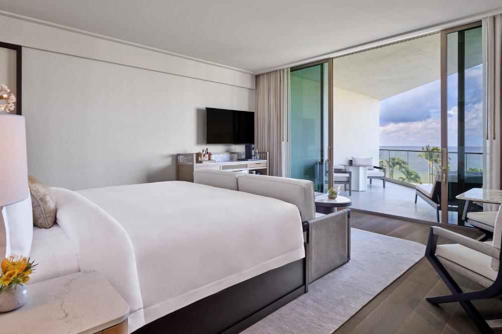 Deluxe King Room with Balcony and Ocean View interior