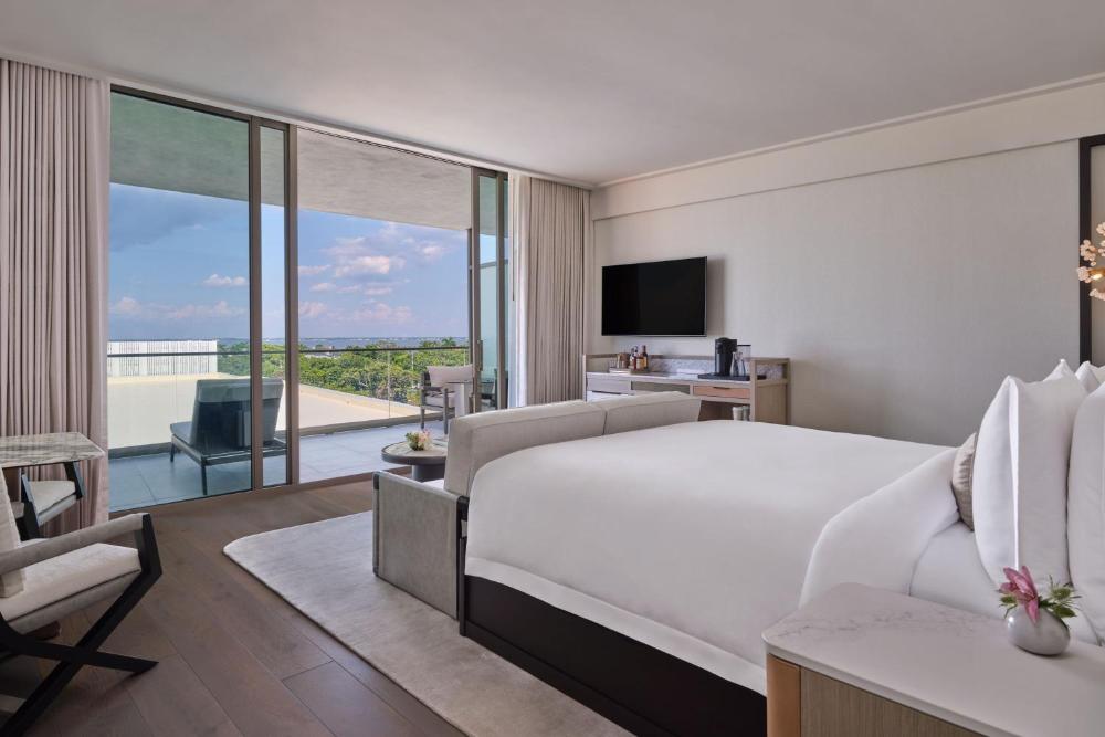 Superior King Room - Partial Bay View interior
