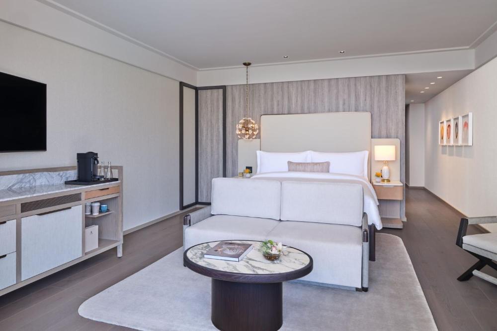 Grand Deluxe King Room with Ocean View and Tub - Mobility Accessible  interior